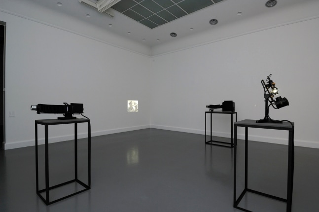 like me, 2007

proyecci&amp;oacute;n de linterna m&amp;aacute;gica, linterna m&amp;aacute;gica y portaobjetos de vidrio circa 1900 iluminado con fibra &amp;oacute;ptica

39 x 29 x 72 cm