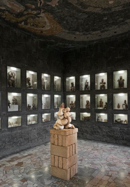 lupe, 2012
alambre de aluminio cubierto con cinta adhesiva, algod&amp;oacute;n natural, medias de lycra, ladrillos de adobe
57 x 42 x 44 cm

&amp;nbsp;

&amp;nbsp;