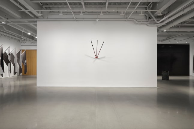 vista de instalaci&amp;oacute;n &amp;iquest;por qu&amp;eacute; el socialismo? por albert einstein, curadur&amp;iacute;a de gabriel orozco, kurimanzutto nueva york, 2025. foto: zach hyman