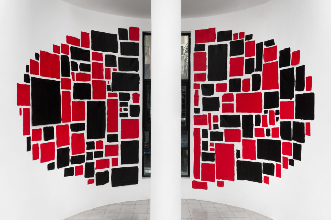 obra de abraham cruzvillegas en&amp;nbsp;oscar murillo: check mate(s) en casa sp arte, sao paulo, 2024

&amp;nbsp;