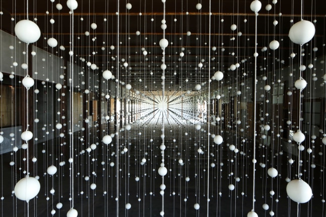 warp cloud, 2018
bolas de yeso cubiertas con cera de abeja, hilo de algod&amp;oacute;n, alambre de acero inoxidable, 5 oz. de pesos de plomo

290 x 550 x 1800 cm&amp;nbsp;instalado

vista de instalaci&amp;oacute;n en la trienal de arte de echigo tsumari, jap&amp;oacute;n, 2018

&amp;nbsp;
