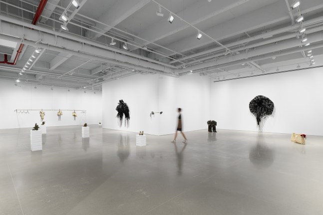 vista de instalaci&amp;oacute;n de b&amp;aacute;rbara s&amp;aacute;nchez-kane: new lexicons for embodiment en kurimanzutto nueva york, 2023. foto: dan bradica