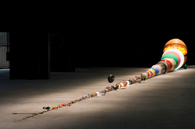 avalancha, 2003

straight line made with spheres assembled from smallest to largest

1,653.54 in.

installation view of balancing the curve, hangar bicocca, milan, 2012

&amp;nbsp;