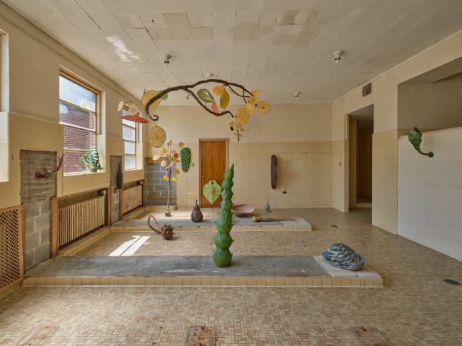 vista de instalaci&amp;oacute;n ming fay en&amp;nbsp;the campus 2nd annual exhibition, 2025. foto guang xu⁠