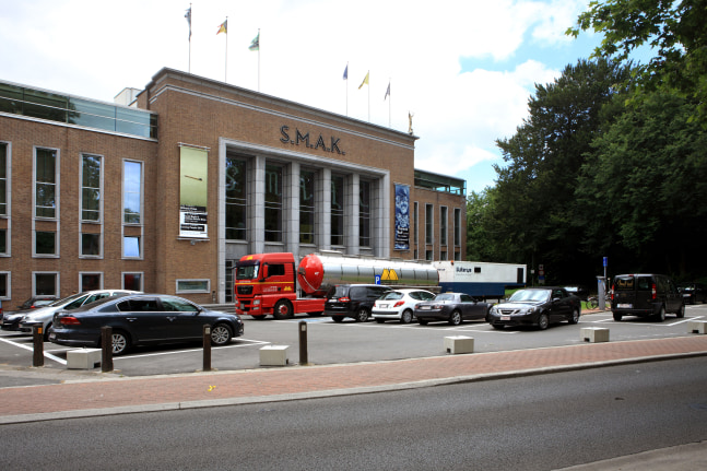 much ado about nothing, 2003

electric generator, water pipe, hose, cables, lamp, plant

variable&amp;nbsp;dimensions&amp;nbsp;

&amp;nbsp;