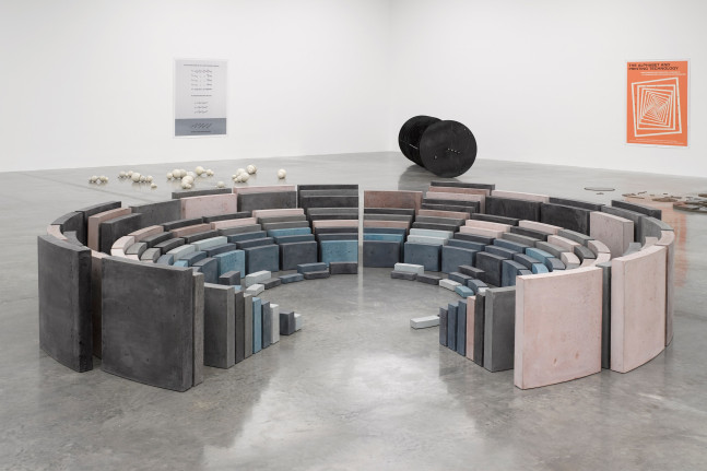 coliseum: diagram of time, 2017
concreto pigmentado
dimensiones variables
vista de instalaci&amp;oacute;n de play time,w hite cube bermondsey, londres, 2017