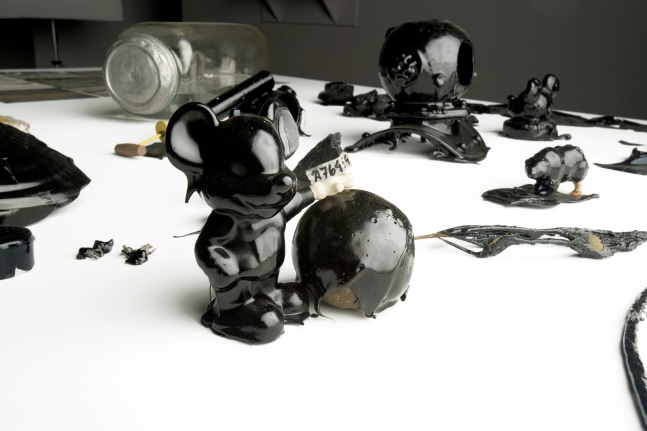 de la serie hidrocarburos, 2007

objetos cubiertos con chapopote (ocho figuras modelo, casco de buceo, tel&amp;eacute;fono m&amp;oacute;vil, carrete de c&amp;aacute;&amp;ntilde;amo, palo de madera, dos figuras de pl&amp;aacute;stico, piedra, figura de cer&amp;aacute;mica, bomba)

dimensiones variables

detalles