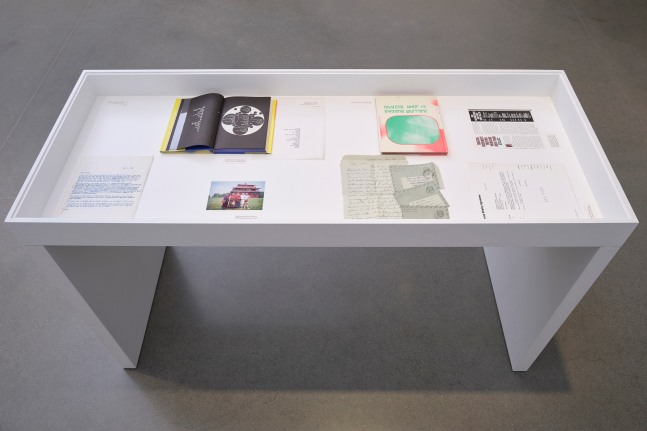 vista de instalaci&amp;oacute;n de&amp;nbsp;john giorno: jasmine burn, kurimanzutto nueva york, 2024. foto: zach hyman&amp;nbsp;