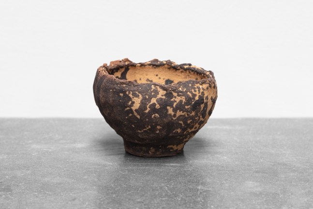 Rirkrit Tiravanija &amp;amp; Cooperativa 1050&amp;ordm;, untitled 2022 (taz&amp;oacute;n para t&amp;eacute;)
Taz&amp;oacute;n para t&amp;eacute; (Margarita Cort&amp;eacute;s Cruz, R&amp;iacute;o Blanco Tonaltepec &amp;amp; kintsugui, Kythzia Barrera)
Quema chorreada con t&amp;eacute; de corteza de encino. Horno tradicional