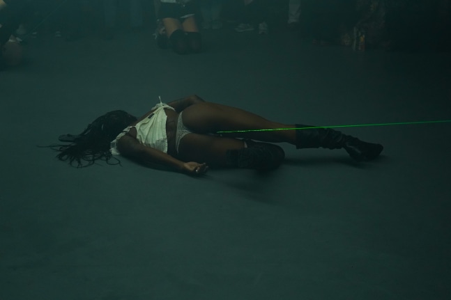 performance young boy s&amp;aacute;nchez-kane, dover street market paris, octubre 2024. foto: oriane robaldo