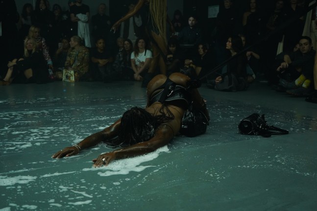 performance young boy s&amp;aacute;nchez-kane, dover street market paris, octubre 2024. foto: oriane robaldo