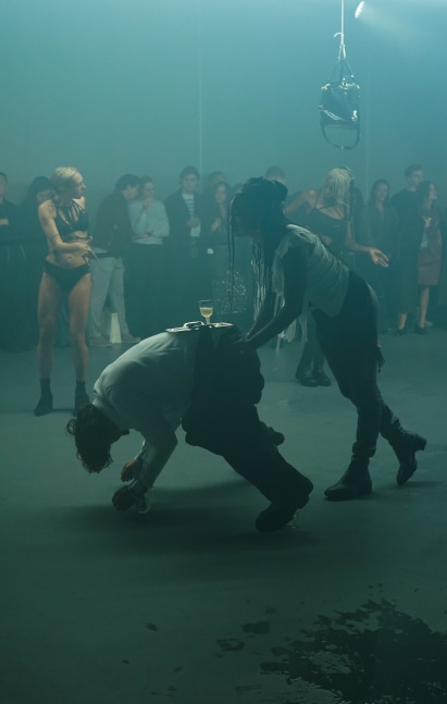 performance young boy s&amp;aacute;nchez-kane, dover street market paris, octubre 2024. foto: oriane robaldo