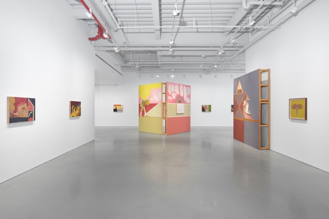 vista de instalaci&amp;oacute;n de el hombre que deber&amp;iacute;a estar muerto:&amp;nbsp;apuntes de la casa muerta, el fuego y el relato, kurimanzutto, nueva york, 2024. foto de zach hyman&amp;nbsp;