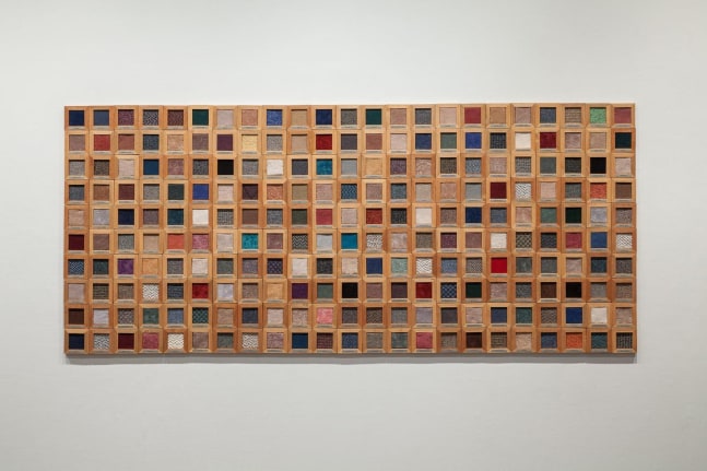 espectro, 1993 - 2011

carpet, wood, engraved metal plate

variable dimensions&amp;nbsp;

&amp;nbsp;