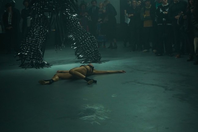 performance young boy s&amp;aacute;nchez-kane, dover street market paris, octubre 2024. foto: oriane robaldo