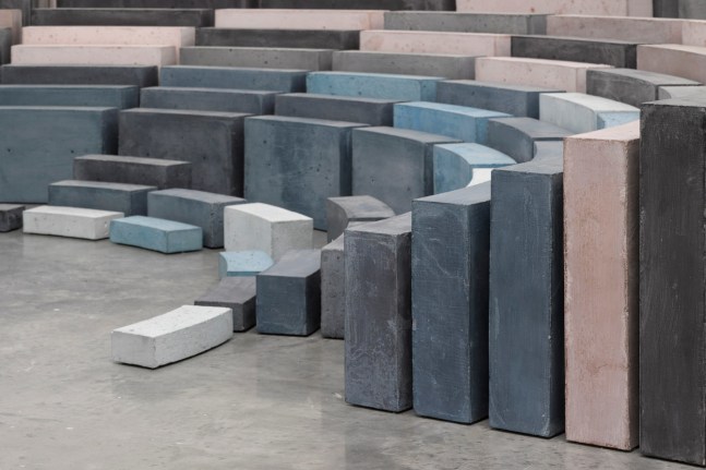 coliseum: diagram of time, 2017
concreto pigmentado
dimensiones variables
vista de instalaci&amp;oacute;n de play time, white cube bermondsey, londres, 2017