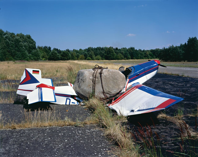 encore tranquilit&amp;eacute;, 2008

avi&amp;oacute;n, piedra, cadenas

150 x 860 x 860 cm

&amp;nbsp;