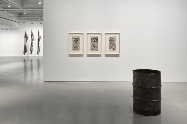 vista de instalaci&amp;oacute;n &amp;iquest;por qu&amp;eacute; el socialismo? por albert einstein, curadur&amp;iacute;a de gabriel orozco, kurimanzutto nueva york, 2025. foto: zach hyman