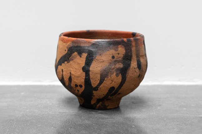 Rirkrit Tiravanija &amp;amp; Cooperativa 1050&amp;ordm;, untitled 2022 (taz&amp;oacute;n para t&amp;eacute; Goya)
Taz&amp;oacute;n para t&amp;eacute; (Gregoria Cruz Peralta, R&amp;iacute;o Blanco Tonaltepec). Quema chorreada con t&amp;eacute; de corteza de encino. Horno tradicional