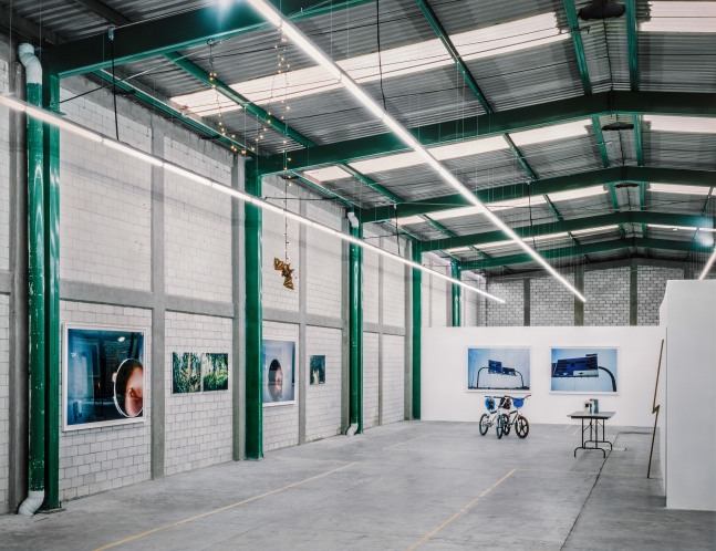 vista de instalaci&amp;oacute;n miguel calder&amp;oacute;n, kurimanzutto, ciudad de m&amp;eacute;xico, 2006