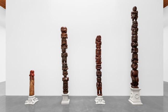 vista de instalaci&amp;oacute;n&amp;nbsp;dr. lakra: tupi or not tupi, kurimanzutto ciudad de m&amp;eacute;xico, 2024. pfoto: gerardo&amp;nbsp;landa / eduardo l&amp;oacute;pez (glr estudio)