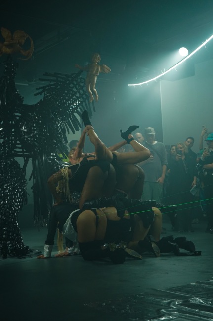 performance young boy s&amp;aacute;nchez-kane, dover street market paris, octubre 2024. foto: oriane robaldo