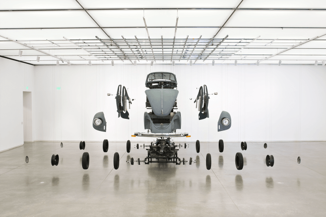 cosmic thing, 2002
acero inoxidable, alambre, beatle 83&amp;#39;, plexigl&amp;aacute;s
dimensiones variables
vista de la instalaci&amp;oacute;n de dami&amp;aacute;n ortega: do it yourself, institute of contemporary art, boston, 2010