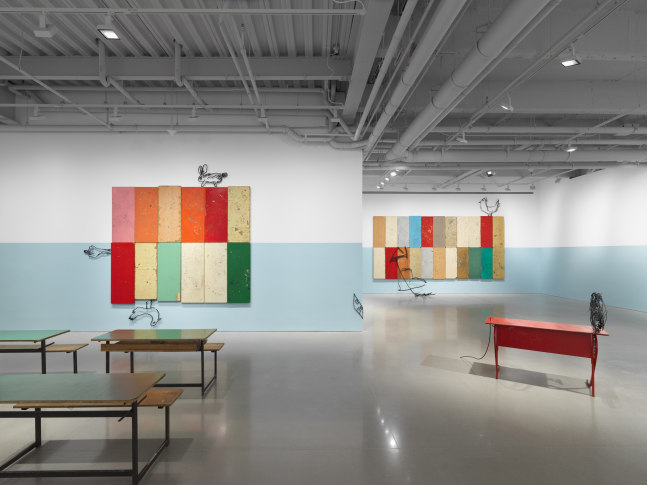 vista de instalaci&amp;oacute;n&amp;nbsp;petrit halilaj: abetare (noisy classroom), kurimanzutto nueva york, 2024. foto: dan bradica