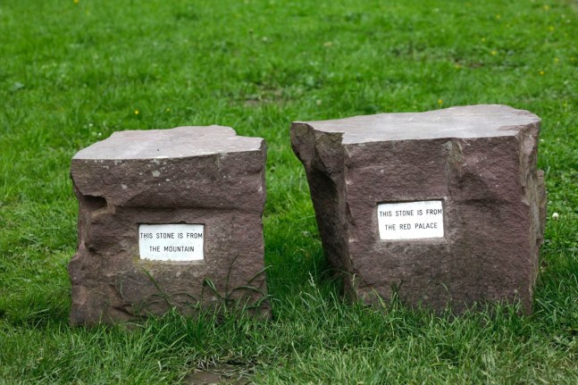 this is a stone from the mountain, this is a stone from the red palace, 1992

piedras

42 x 40 x 48 cm

&amp;nbsp;