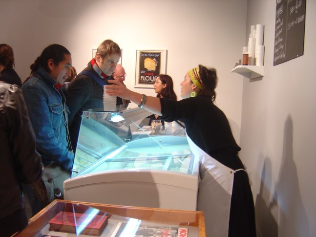 s&amp;middot;coop (proyecto), 2009

cinco vitrinas de madera, helados, 200 monedas intercambiadas en petticoat lane market, fotograf&amp;iacute;as, fichas de cooperativas antiguas, carteles, folletos

vista de instalaci&amp;oacute;n en whitechapel gallery, londres, 2009