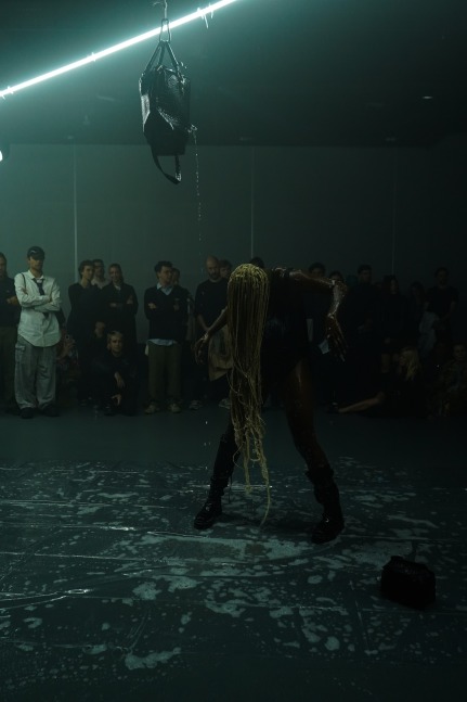 performance young boy s&amp;aacute;nchez-kane, dover street market paris, octubre 2024. foto: oriane robaldo