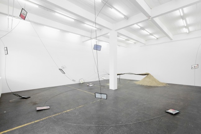 several birds fly away when they understand it, 2012

31 dibujos de la infancia del artista, marcos de metal, vidrio

dimensiones variables