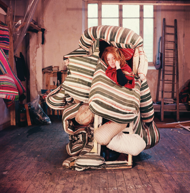 minuj&amp;iacute;n in her studio on rue delambre in paris, with her first multicolored mattresses, 1963. &amp;copy; marta minujin