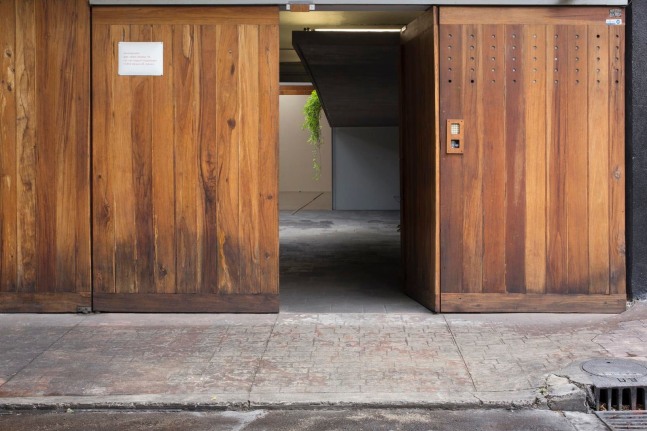 no se puede hacer una revoluci&amp;oacute;n con guantes de seda, kurimanzutto, ciudad de m&amp;eacute;xico, 2016