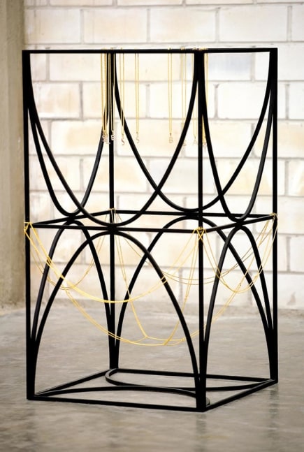 useless beauty, 2006

acero pintado, joyer&amp;iacute;a de fantas&amp;iacute;a

90 x 50 x 50 cm

&amp;nbsp;

&amp;nbsp;