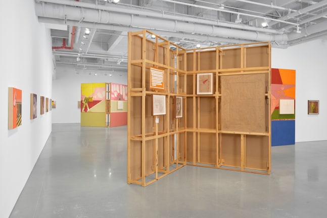 vista de instalaci&amp;oacute;n de el hombre que deber&amp;iacute;a estar muerto:&amp;nbsp;apuntes de la casa muerta, el fuego y el relato, kurimanzutto, nueva york, 2024. foto de zach hyman&amp;nbsp;