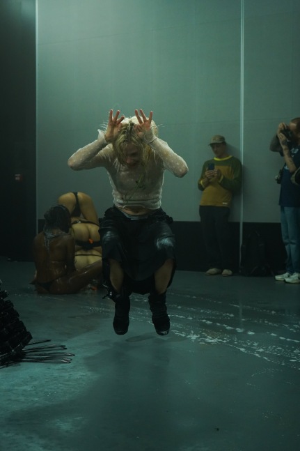 performance young boy s&amp;aacute;nchez-kane, dover street market paris, octubre 2024. foto: oriane robaldo