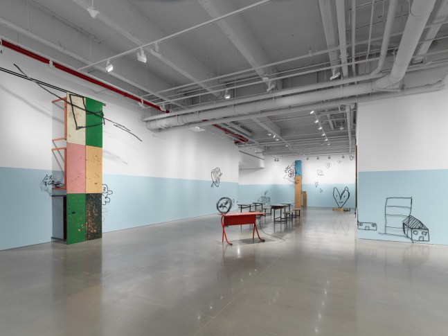 vista de instalaci&amp;oacute;n&amp;nbsp;petrit halilaj: abetare (noisy classroom), kurimanzutto nueva york, 2024. foto: dan bradica