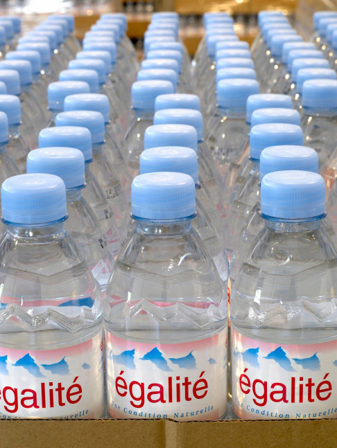 &amp;eacute;galit&amp;eacute;, 2004
pintura acr&amp;iacute;lica en la pared, 1,080 botellas de agua con etiqueta alterada

dimensiones variables

detalle