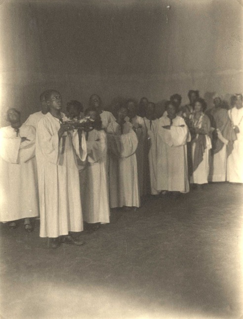 Doris ULMANN (American, 1882-1934) Church group in white robes, circa 1920s Platinum print 20.5 x 15.5 cm