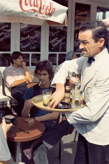 Peter Schlesinger
Ossie Clark and an angry waiter, Paris, 1969
archival C-print
13 3/4 x 8 3/4 inches (33,7 x 22,2 cm)
20 5/8 x 16 3/4 inches (52,4 x 42,6 cm)
frame edition of 10