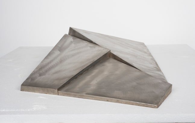 Pyramid a Trois (Sculpture No. 16), 1970

stainless steel

5 1/2 x 43 3/4 x 19 1/4 in. / 14 x 111.1 x 48.9 CM