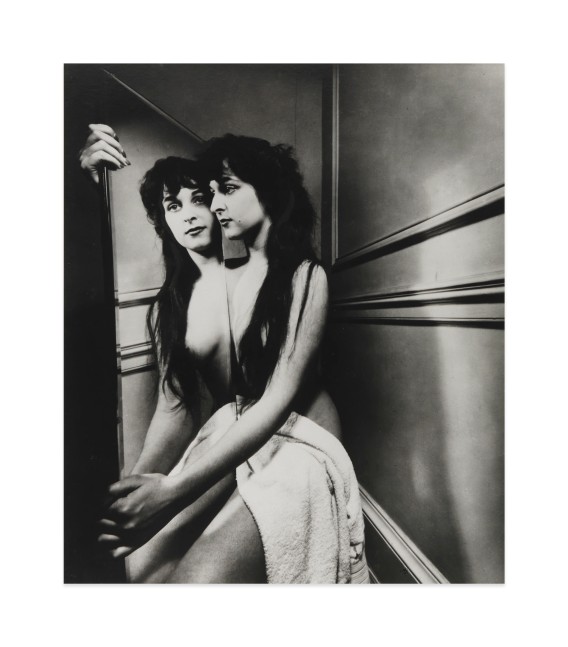 Nude, Belgravia, London, February 1953

gelatin silver print mounted on museum board

image: 13 1/2 x 11 1/2 in. / 34.3 x 29.2 cm

sheet: 13 1/2 x 11 1/2 in. / 34.3 x 29.2 cm

mount: 20 x 16 in. / 50.8 x 40.6 cm


recto: signed, lower right