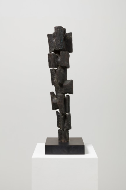 Different view of a bronze abstract sculpture by Alicia Penalba featuring a stacked configuration of rectangular pieces