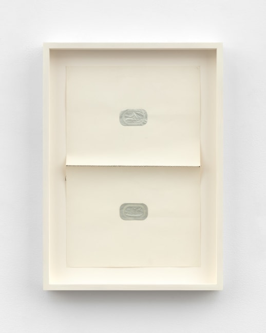 Veronica Ryan
Capsule Case, 1995-2000
paper, thread, aluminum foil
16 3/8 x 11 x 1 in. (41.6 x 27.9 x 2.5 cm)
frame: 20 x 14 1/2 x 2 1/8 in. (50.8 x 36.8 x 5.4 cm)
&amp;copy; Veronica Ryan. Courtesy Paula Cooper Gallery, New York
Photo: Steven Probert

베로니카 라이언
Capsule Case, 1995-2000
종이, 실, 알루미늄 호일
16 3/8 x 11 x 1인치(41.6 x 27.9 x 2.5cm)
프레임: 20 x 14 1/2 x 2 1/8인치(50.8 x 36.8 x 5.4cm)
&amp;copy; Veronica Ryan. Courtesy Paula Cooper Gallery, New York
​​​​​​​Photo: Steven Probert