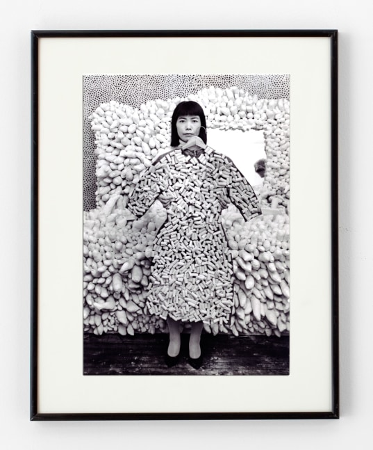 Peter Moore
Kusama in her studio with a macaroni dress, Feb. 28, 1964, 1964
gelatin silver print
image: 9 1/2 x 6 5/8 in. (24.1 x 16.8 cm)
paper: 10 x 8 in. (25.4 x 20.3 cm)
Peter Moore Photography Archive, Charles Deering McCormick Library of Special Collections, Northwestern University Libraries. &amp;copy; Northwestern University.

피터 무어
Kusama in her studio with a macaroni dress, Feb. 28, 1964, 1964
젤라틴 실버 프린트
이미지: 9 1/2 x 6 5/8인치(24.1 x 16.8cm)
용지: 10 x 8인치(25.4 x 20.3cm)
Peter Moore Photography Archive, Charles Deering McCormick Library of Special Collections, Northwestern University Libraries. &amp;copy; Northwestern University.