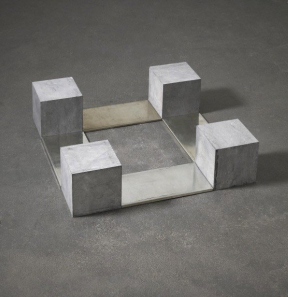 Carl Andre
Belgica Tin Quad, Brussels, 1990
pure tin and Belgian blue limestone
5 7/8 x 23 9 /16 x 23 9/16 in. (14.9 x 99.1 x 59.8 cm)
&amp;copy; 2023 Carl Andre / Artists Rights Society (ARS), New York. Courtesy Paula Cooper Gallery, New York.

칼 안드레
Belgica Tin Quad, Brussels, 1990
순 주석과 벨기에산 블루 석회암
5 7/8 x 23 9 /16 x 23 9/16인치(14.9 x 99.1 x 59.8cm)
&amp;copy; 2023 Carl Andre / Artists Rights Society (ARS), New York. Courtesy Paula Cooper Gallery, New York.
&amp;nbsp;