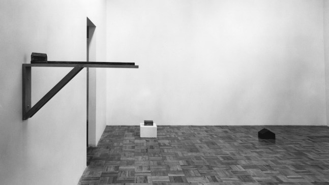 Installation view, Joel Shapiro, Paula Cooper Gallery, 669 La Cienega, California, April 6 - April 24 1976. © 2025 Joel Shapiro / Artists Rights Society (ARS), New York. Courtesy Paula Cooper Gallery, New York. Photo: Frank J Thomas.