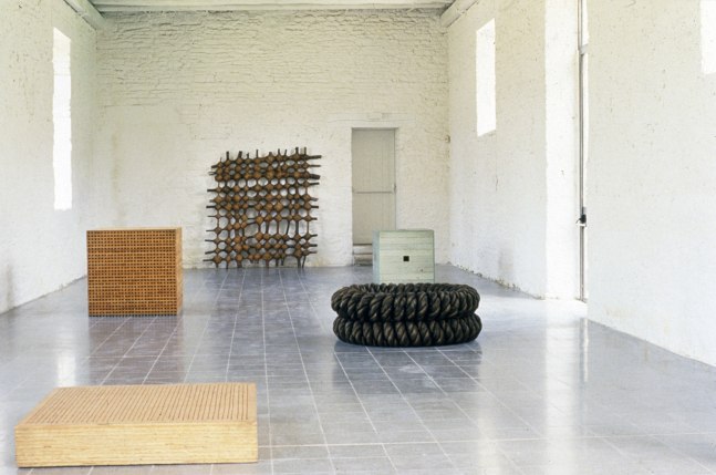 Jackie Winsor Jackie Winsor, Installation view, Rennes, France, 1988