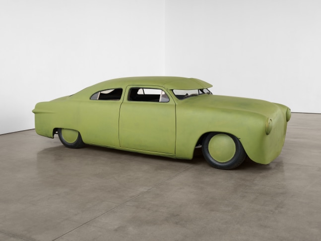 Robert Grosvenor Untitled, 2022 painted steel, rubber tires, green paint 53 x 185 x 63 in. (134.6 x 469.9 x 160 cm)